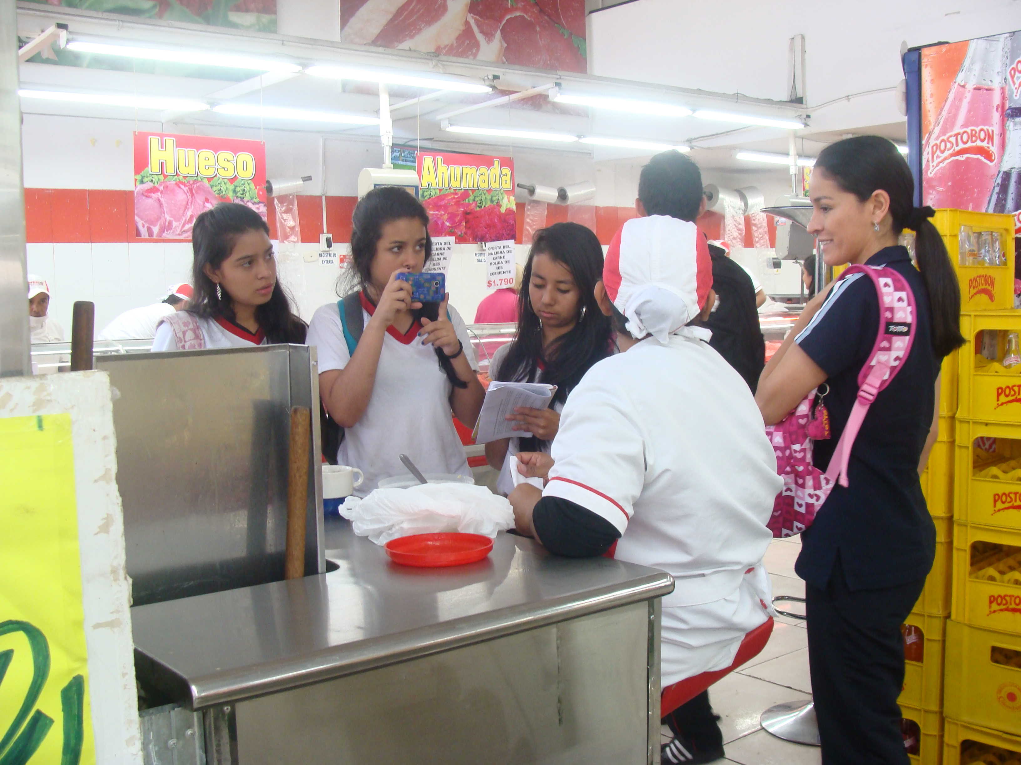 Estudiantes entrevistan a vendedores de la Placita